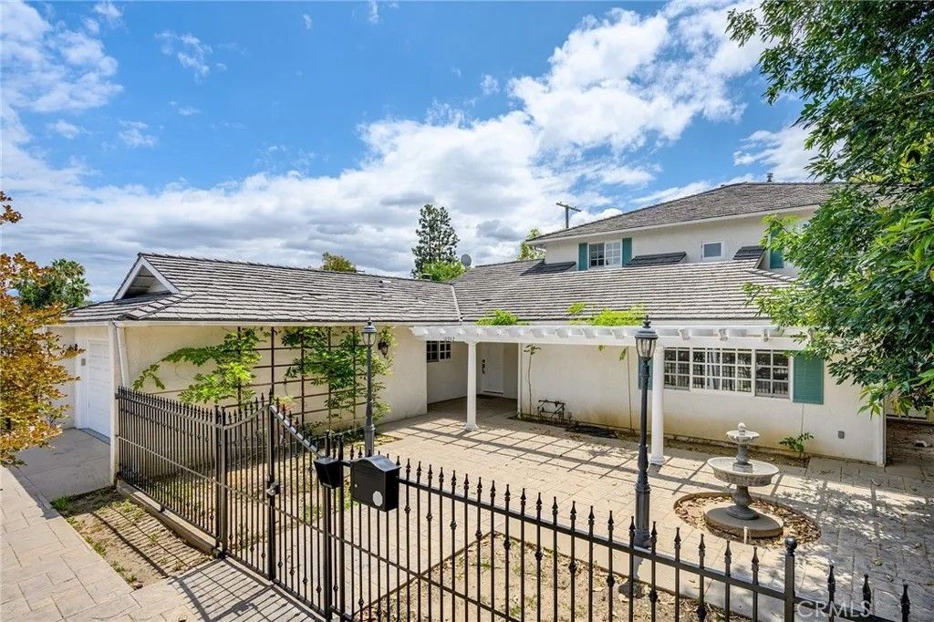 Photo of 16942 Kinzie ST, Northridge, CA 91343 (MLS # GD26098557)
