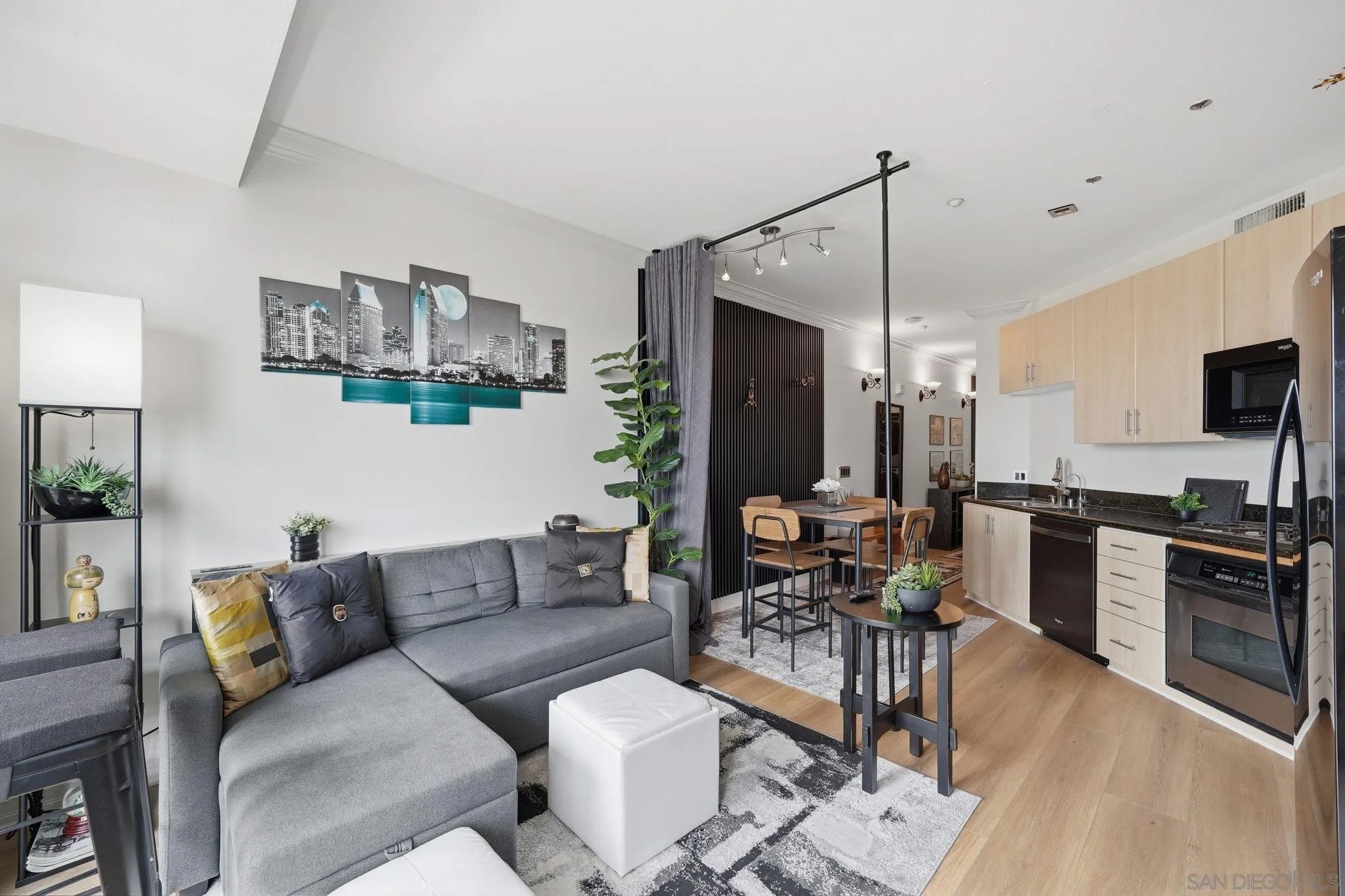 1225 Island 616