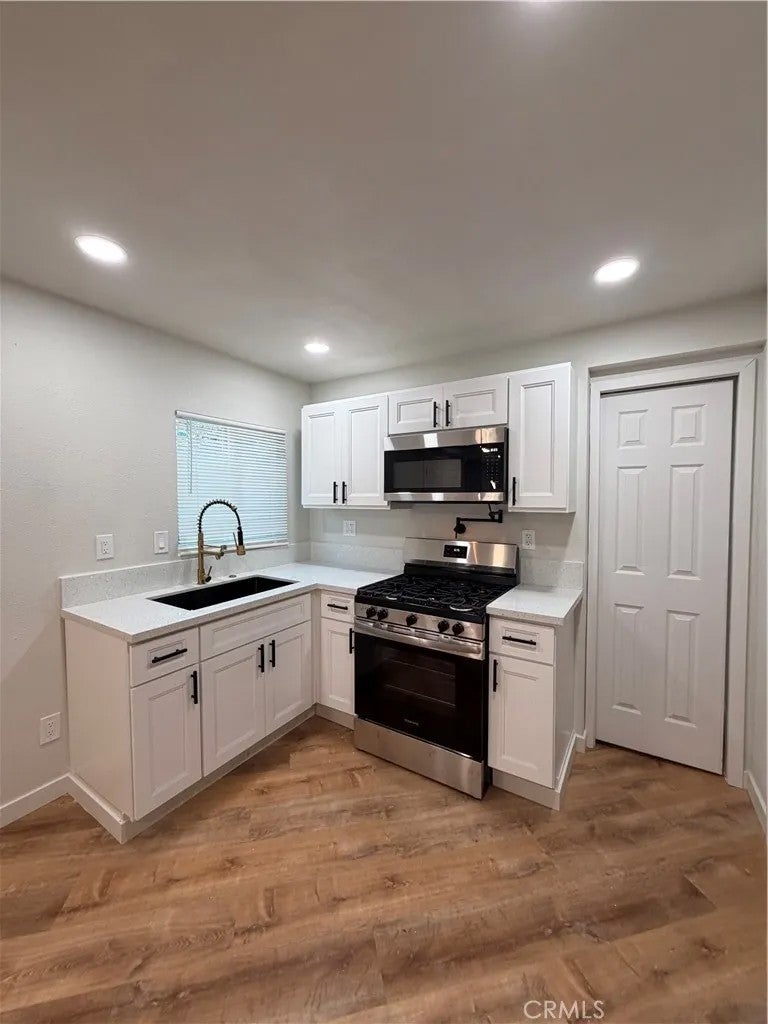 1058 N Hermosa
