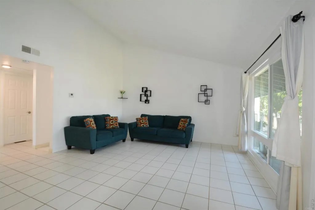 1811 E Grand Avenue 84