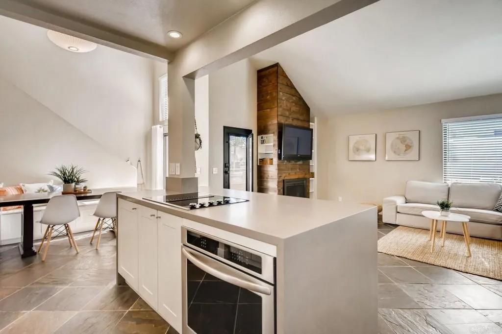 536 Via De La Valle A