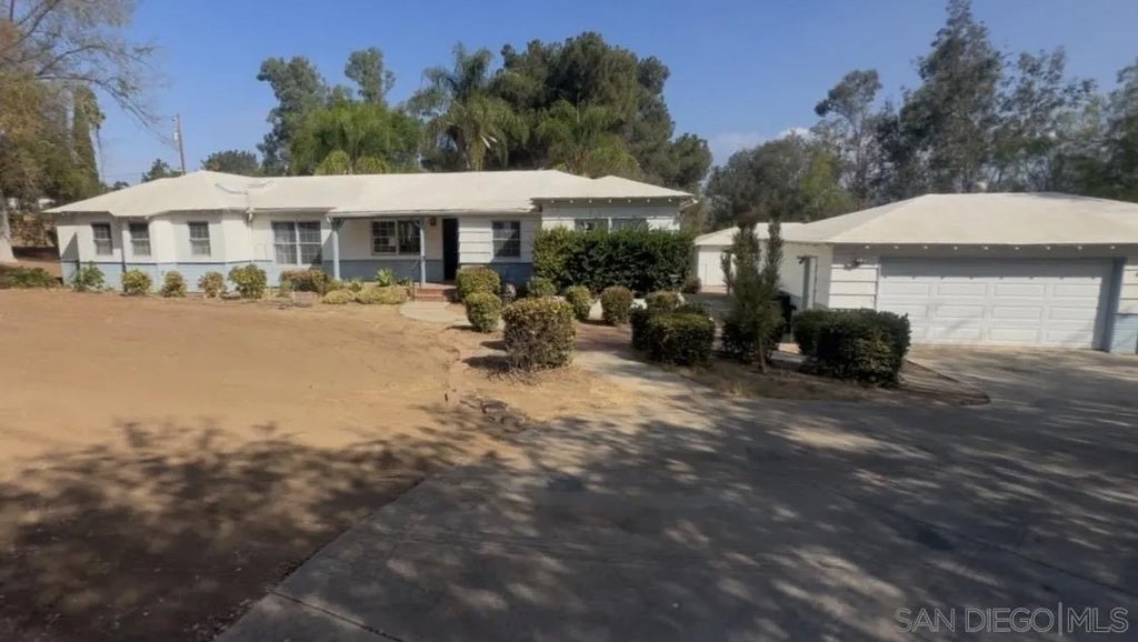 Photo of 2702 Mountain View Dr, Escondido, CA 92027 (MLS # 260023624)