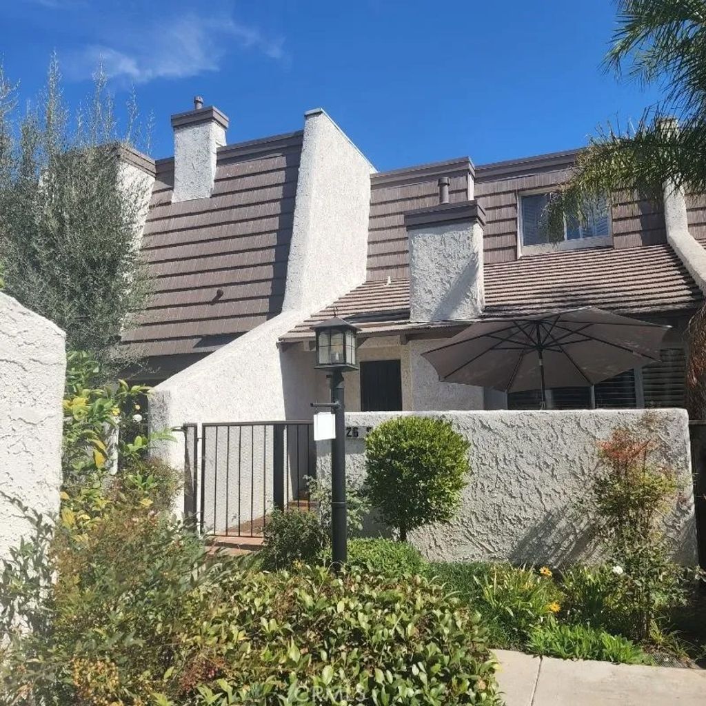 Photo of 18326 Collins Street #F, Tarzana, CA 91356 (MLS # SR25279260)