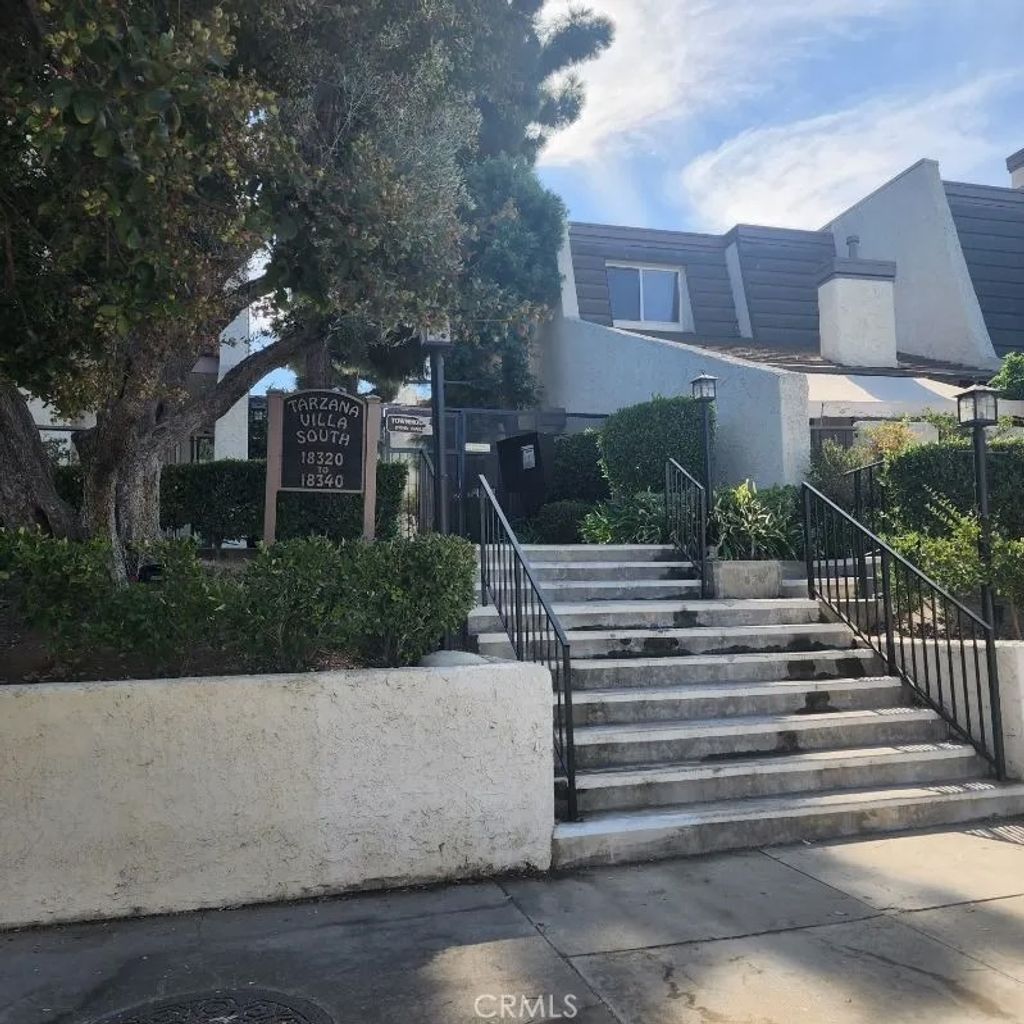 Photo of 18326 Collins Street #F, Tarzana, CA 91356 (MLS # SR25279260)