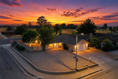 Photo of 44605 Gillan Avenue, Lancaster, CA 93535 (MLS # SR26118306)
