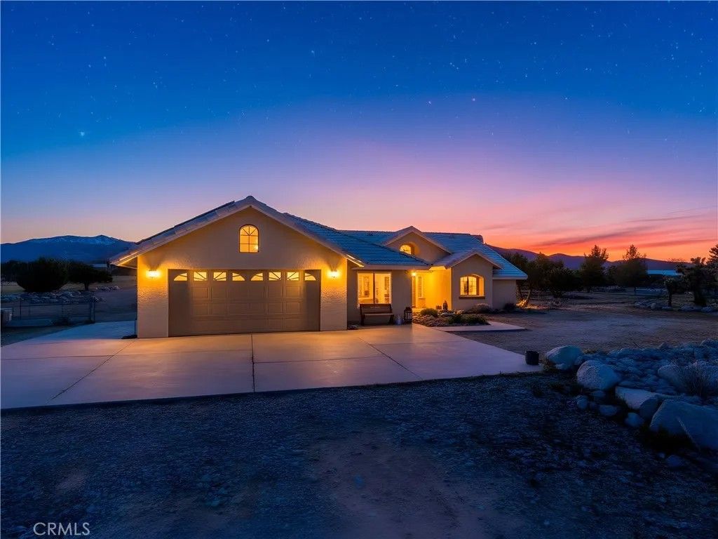 Photo of 1825 Smoke Tree Rd, Pinon Hills, CA 92372 (MLS # TR26034133)