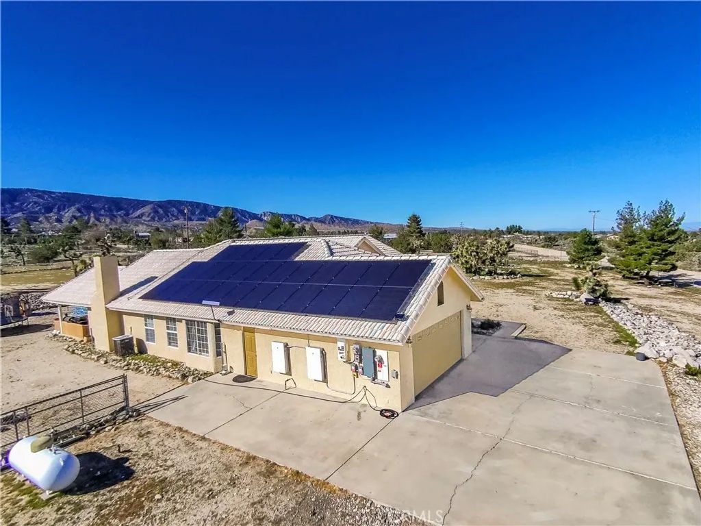 Photo of 1825 Smoke Tree Rd, Pinon Hills, CA 92372 (MLS # TR26034133)