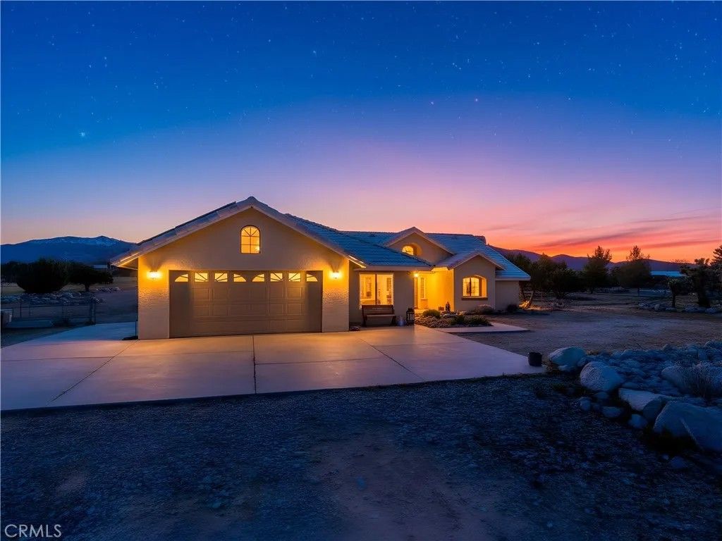 Photo of 1825 Smoke Tree Rd, Pinon Hills, CA 92372 (MLS # TR26034133)