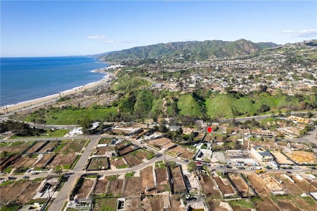 Photo of 560 Radcliffe, Pacific Palisades, CA 90272 (MLS # OC26007267)