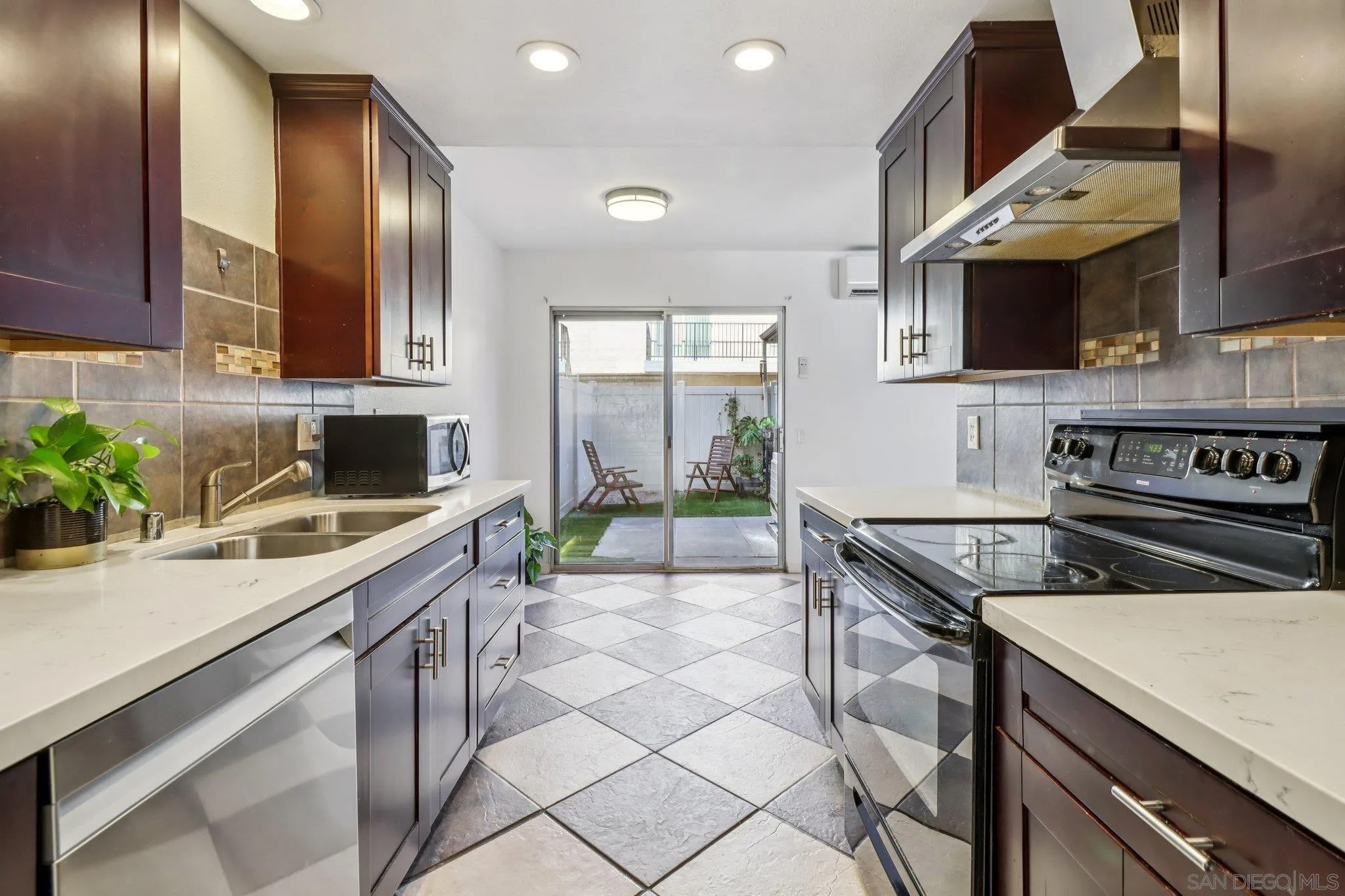 7809 Starling Dr