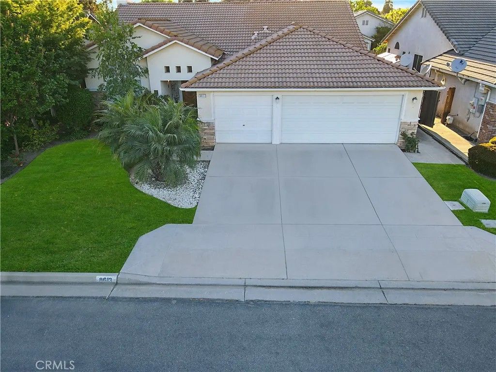 Photo of 8613 N Whitney Ave, Fresno, CA 93720 (MLS # FR26077653)
