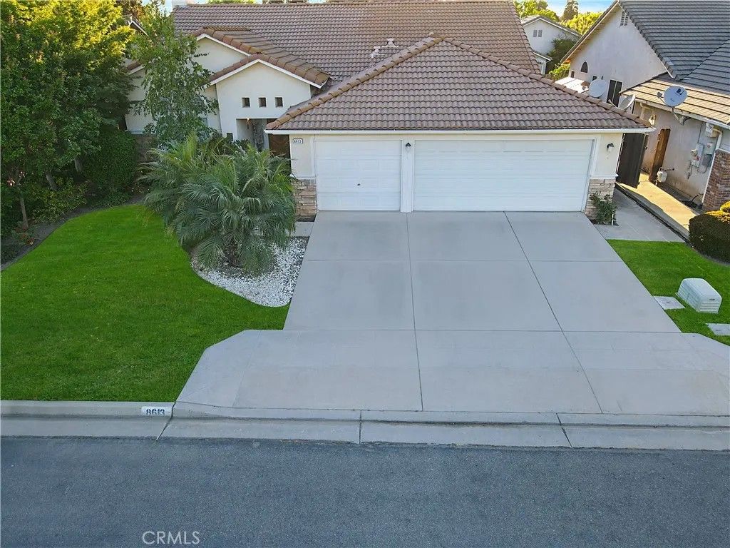 Photo of 8613 N Whitney Ave, Fresno, CA 93720 (MLS # FR26077653)