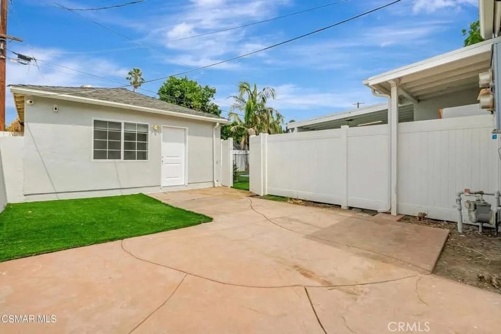 Photo of 18345 Bessemer Street, Tarzana, CA 91335 (MLS # SR26018919)