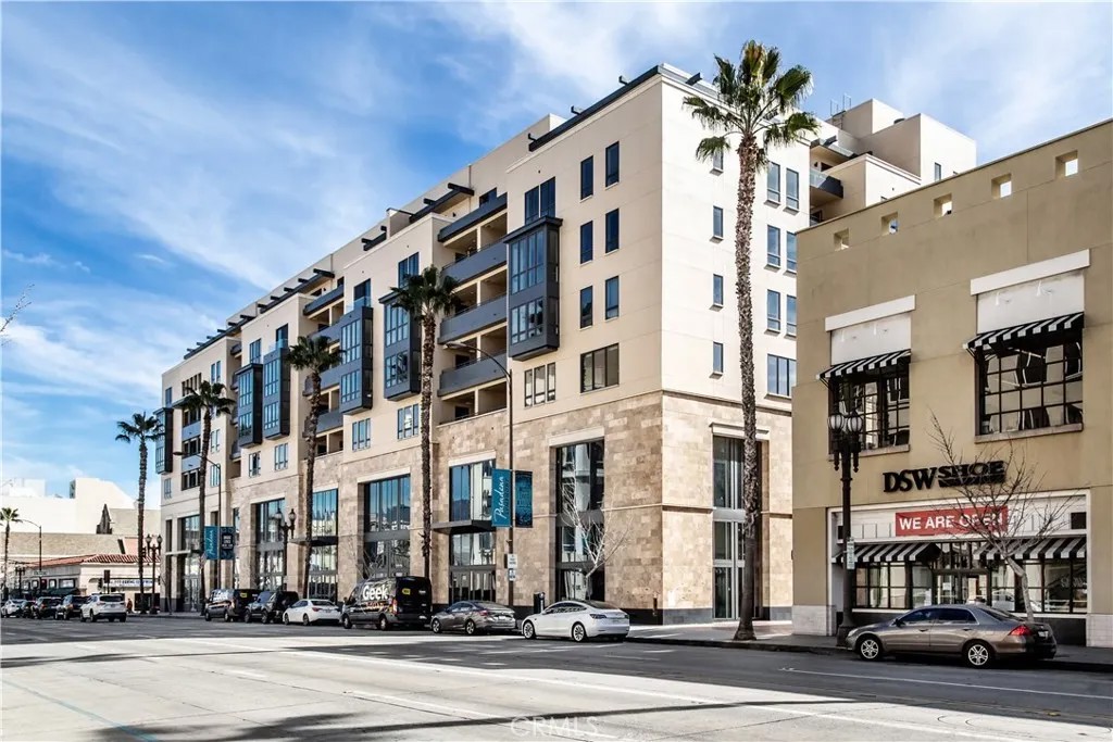 39 S Los Robles Avenue 3006