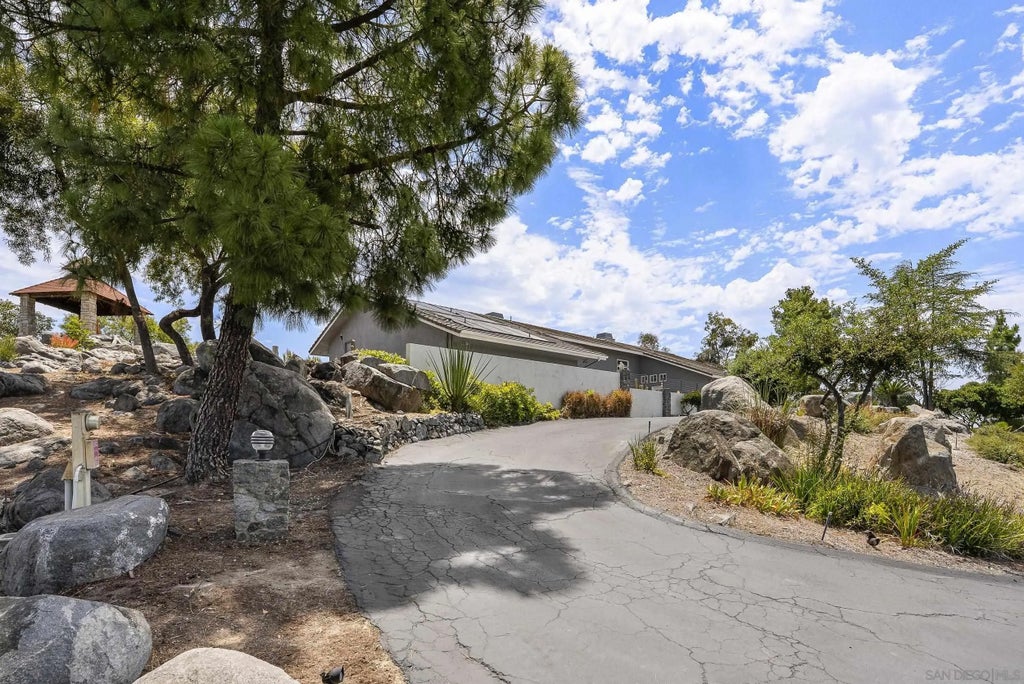 Photo of 28455 Meadow Mesa LN, Escondido, CA 92026 (MLS # 260015597)