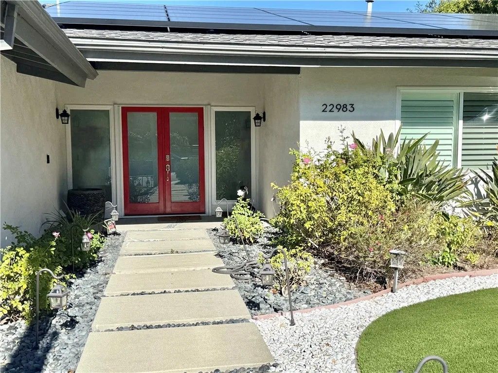 Photo of 22983 Paul Revere Dr, Calabasas, CA 91302 (MLS # SR26008839)