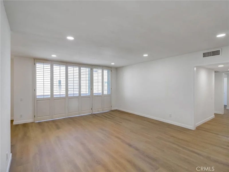 4915 Tyrone Avenue 325