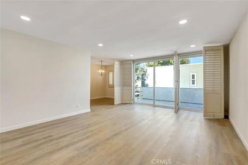 4915 Tyrone Avenue 325