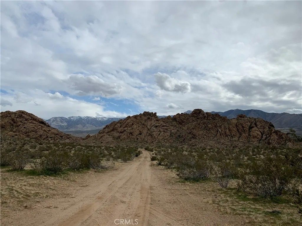 Photo of 0 Rabbit Springs Rd, Lucerne Valley, CA 92356 (MLS # HD25279955)