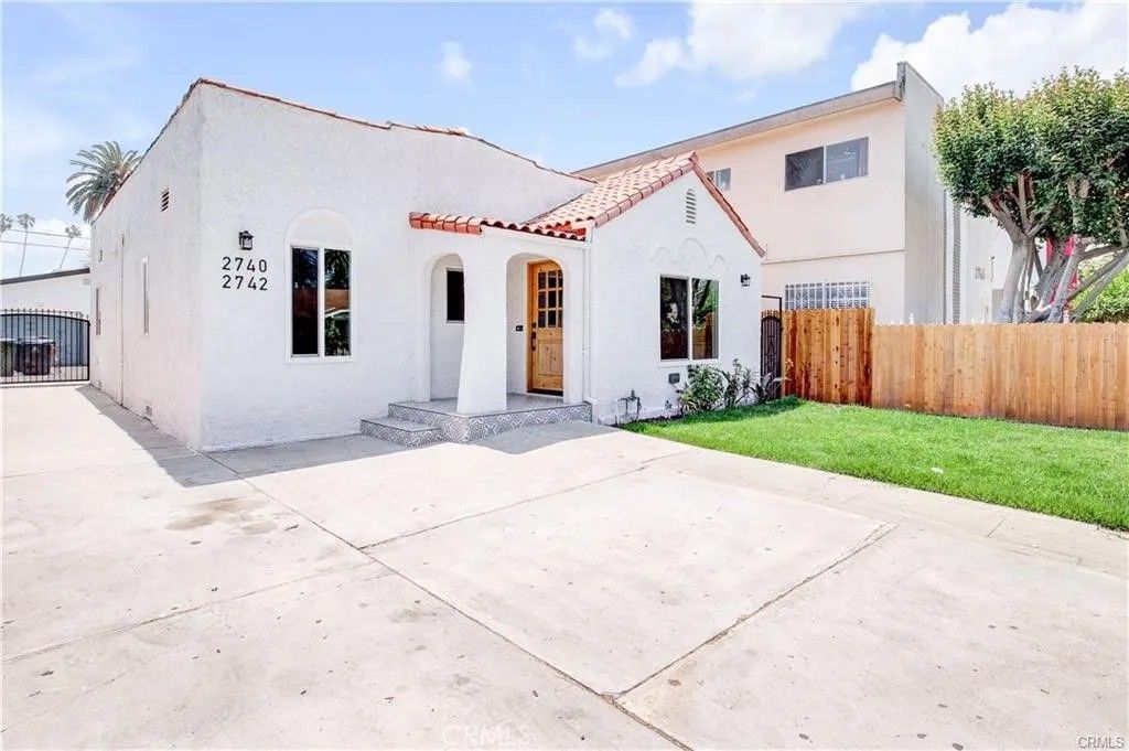 Photo of 2740 S Sycamore Ave, Los Angeles, CA 90016 (MLS # DW26081908)