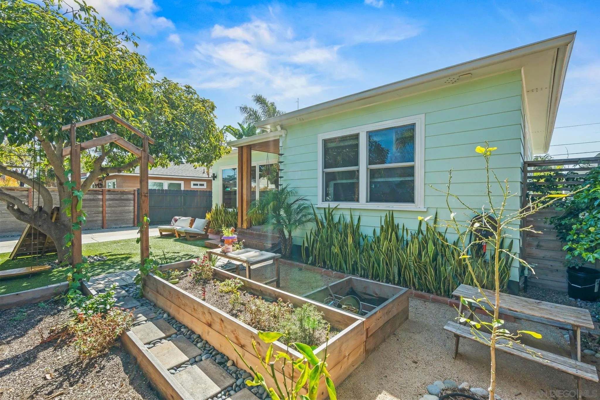 709 N Nevada