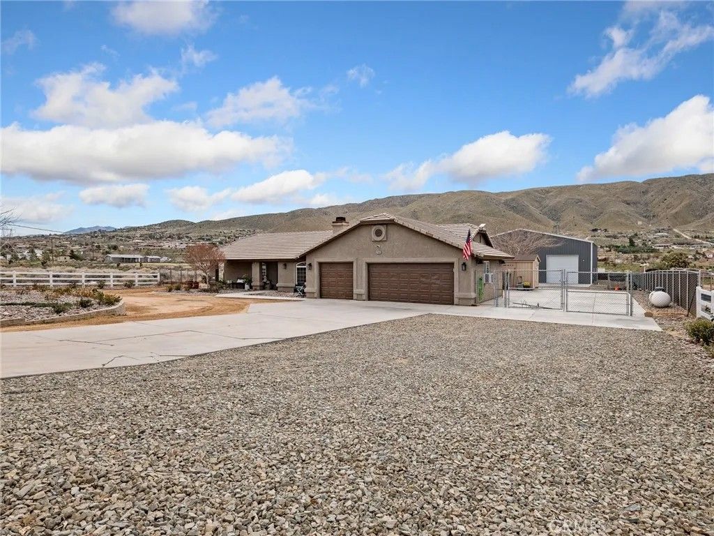 Photo of 22585 Ocotillo Way, Apple Valley, CA 92308 (MLS # CV26031940)
