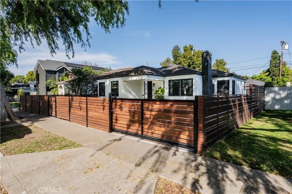 Photo of 4044 Coolidge Avenue, Los Angeles, CA 90066 (MLS # SR26032017)