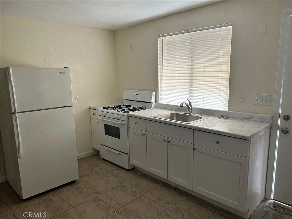 Photo of 632 N Birch Ave #B, Rialto, CA 92376 (MLS # CV25274363)