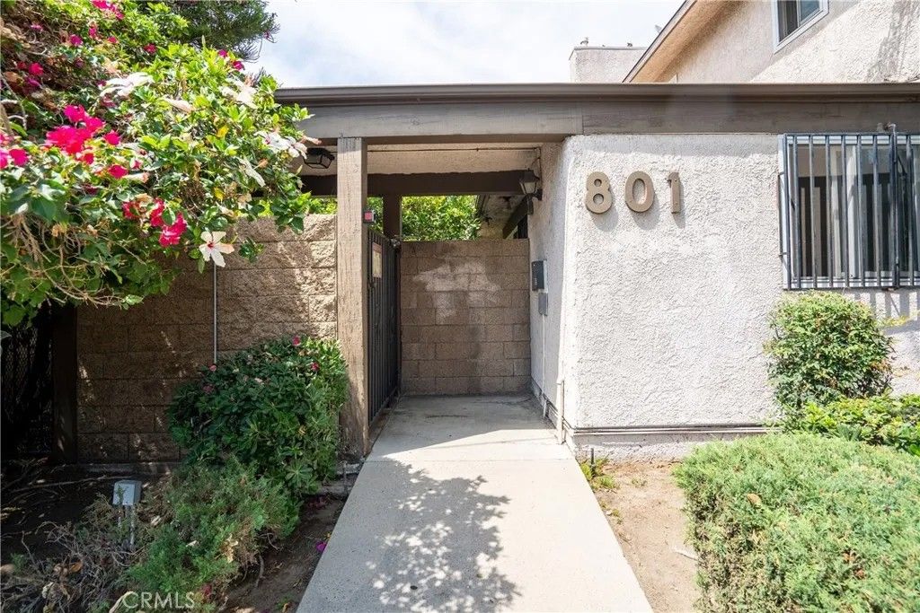 Photo of 801 E Acacia Ave #F, Glendale, CA 91205 (MLS # WS25269395)