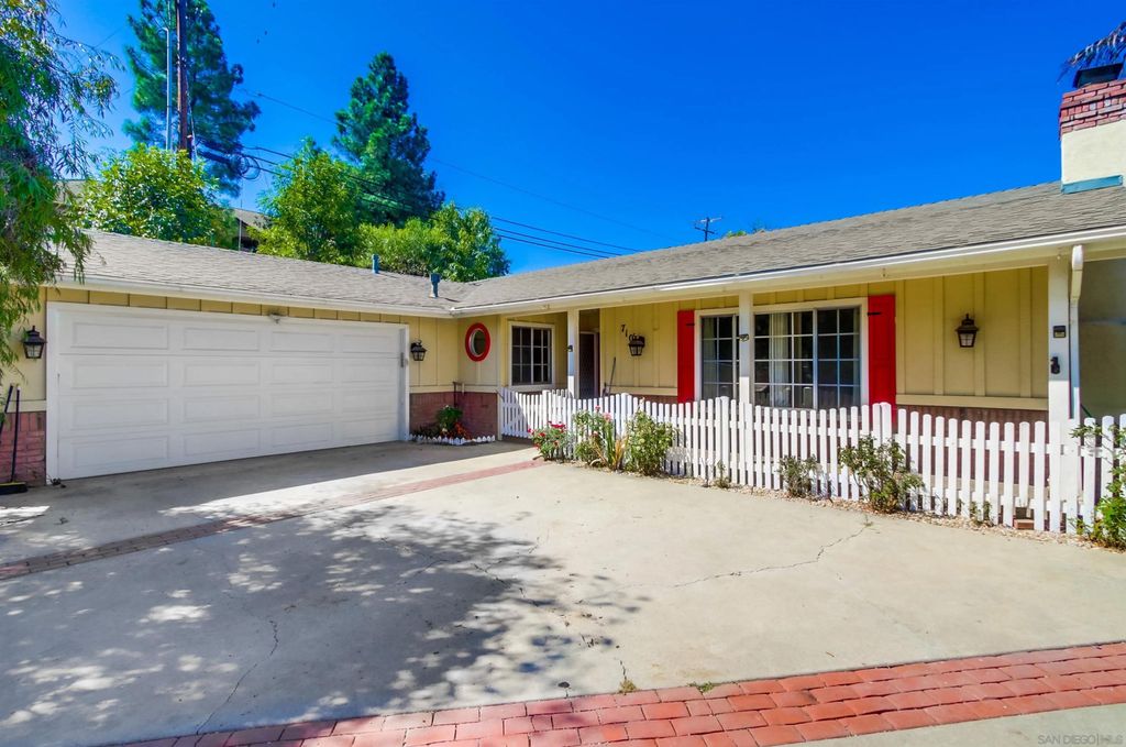 Photo of 710 Ceramic Ln, Fallbrook, CA 92028 (MLS # 250039930)