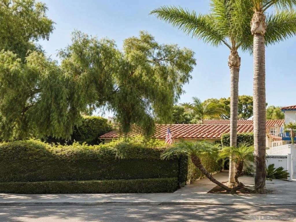 Photo of 950-958 B Avenue, Coronado, CA 92118 (MLS # 260013086)
