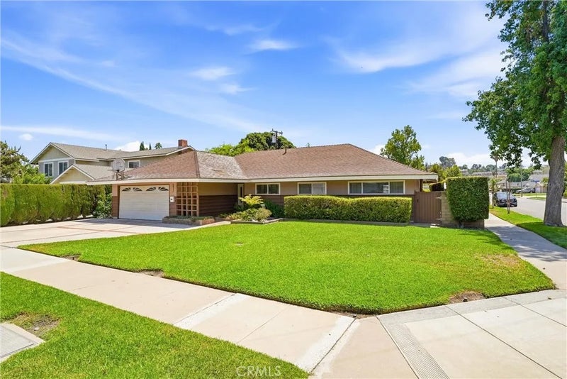 1544 E Riverview