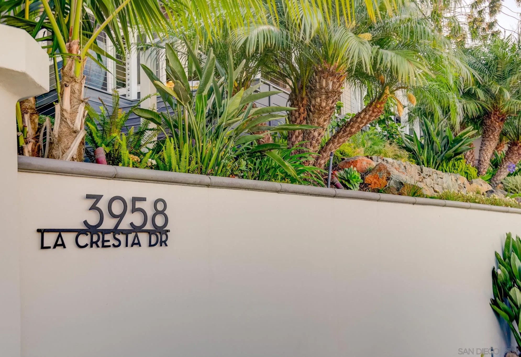 3958 La Cresta