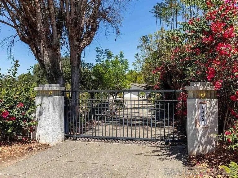 1556 VIA RANCHO PKWY