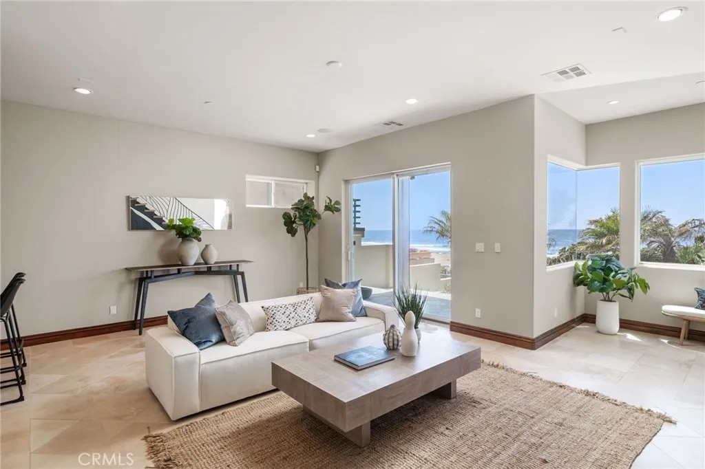 4308 The Strand