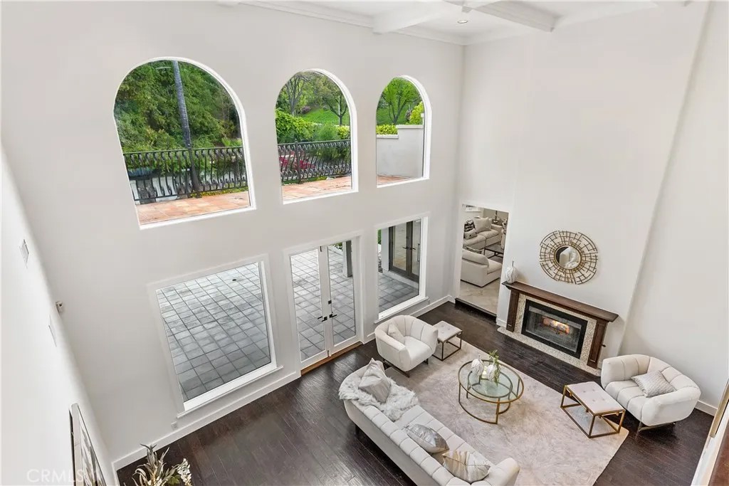 25605 Queenscliff Court