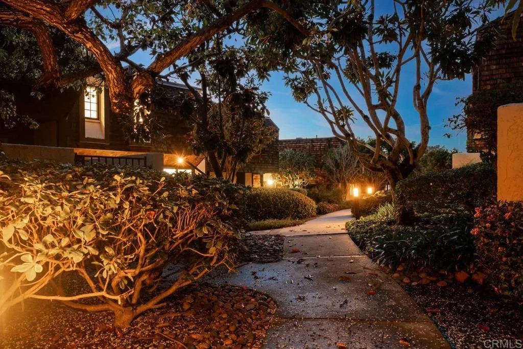 12819 Caminito del Canto