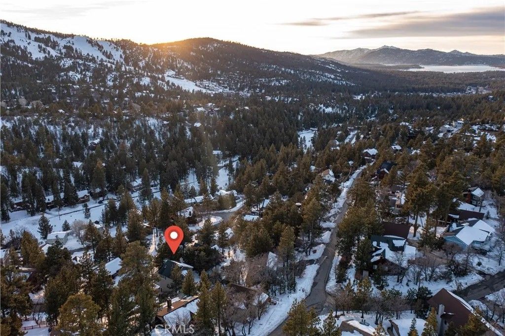 Photo of 43888 Yosemite Drive, Big Bear Lake, CA 92315 (MLS # IG26055712)