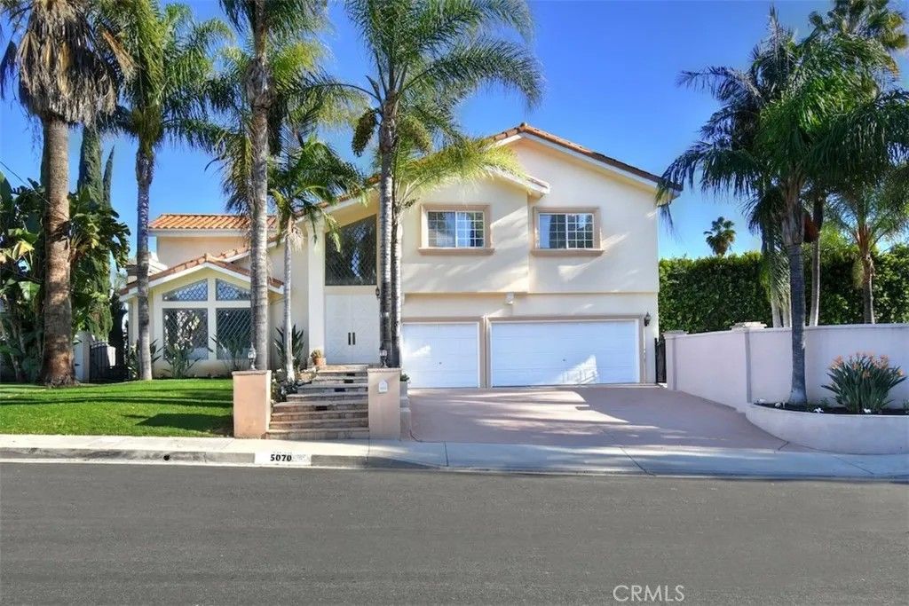 Photo of 5070 Avenida Oriente, Tarzana, CA 91356 (MLS # SR25282437)