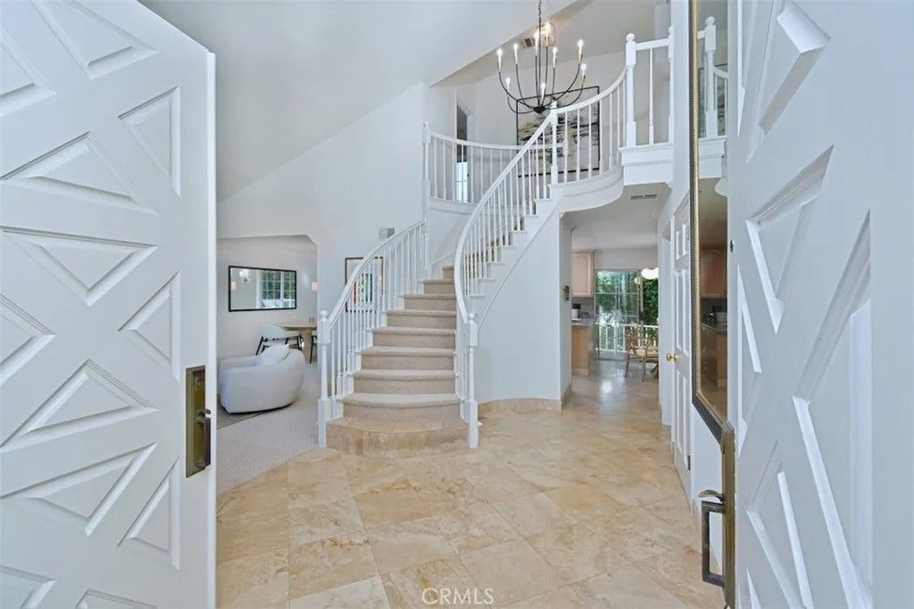 Photo of 5070 Avenida Oriente, Tarzana, CA 91356 (MLS # SR25282437)