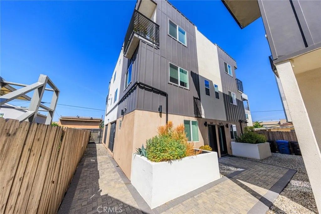 Photo of 1631 S New Hampshire Avenue #Unit 2, Los Angeles, CA 90006 (MLS # BB26088515)