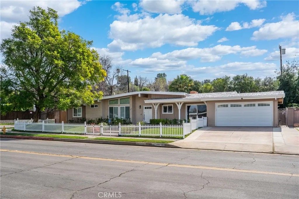 Photo of 23000 Brenford Street, Woodland Hills, CA 91364 (MLS # SR26037249)