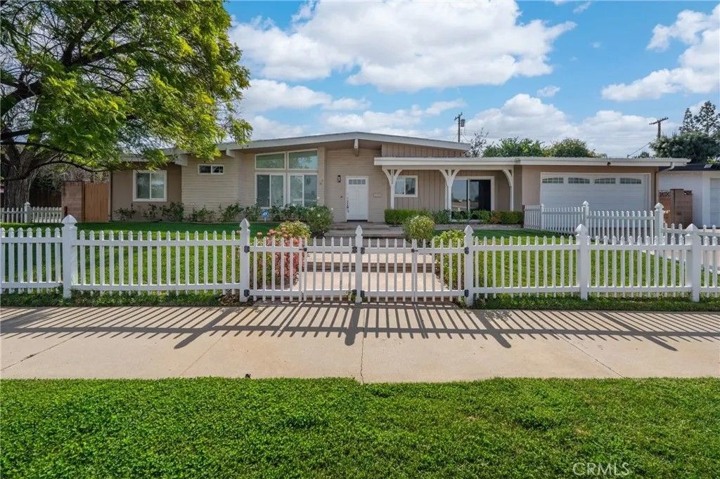 Photo of 23000 Brenford Street, Woodland Hills, CA 91364 (MLS # SR26037249)