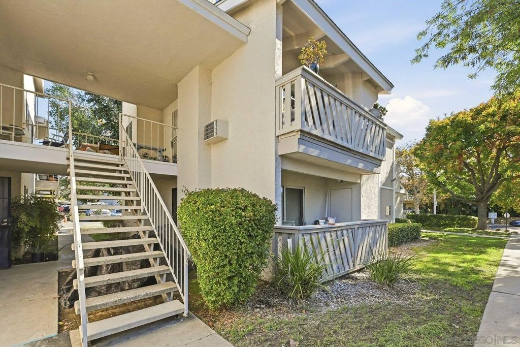 Photo of 2566 White Oak Pl #6, Escondido, CA 92027 (MLS # 250042646)