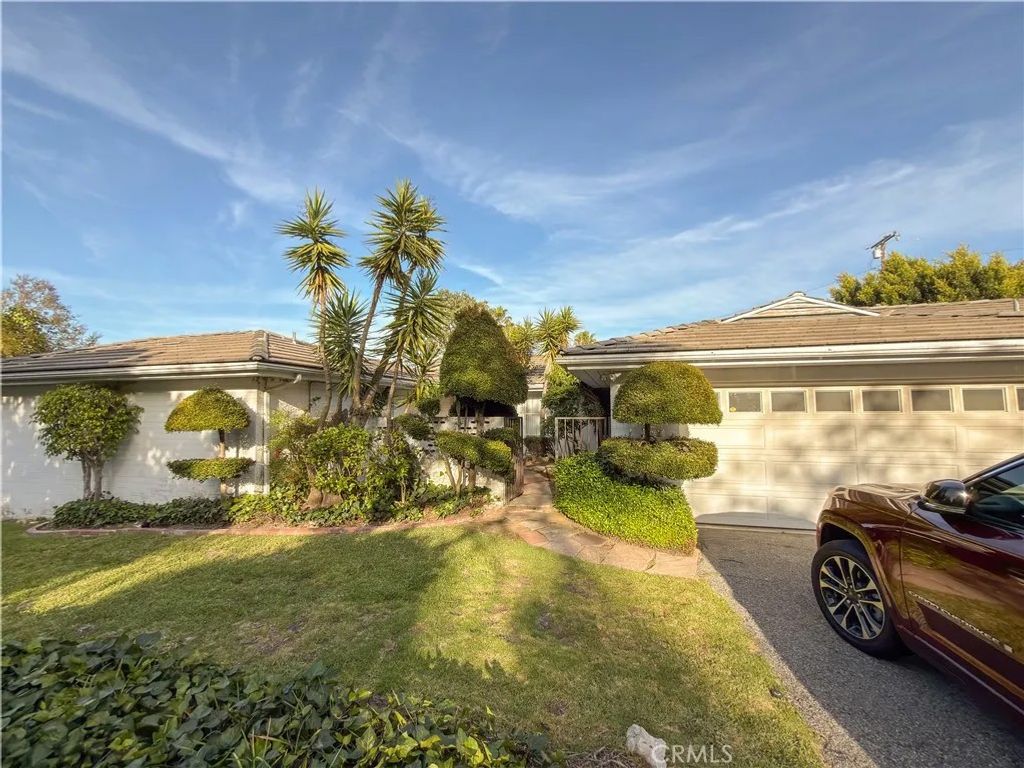 Photo of 4 Eastfield Dr, Rolling Hills, CA 90274 (MLS # SB26083799)