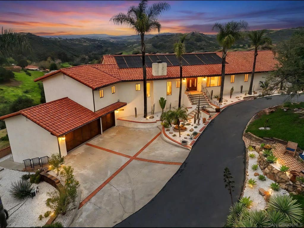 Photo of 29509 Hoxie Ranch Rd, Vista, CA 92084 (MLS # 260014761)