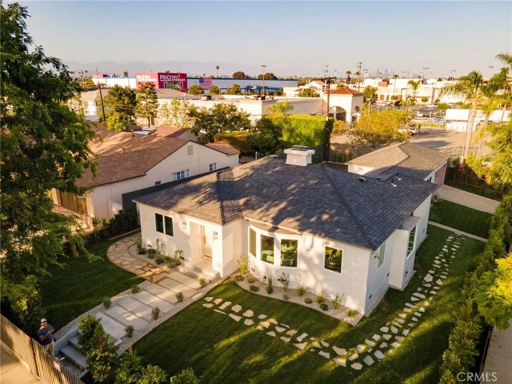 Photo of 3554 S Sycamore Ave, Los Angeles, CA 90016 (MLS # SR26077655)