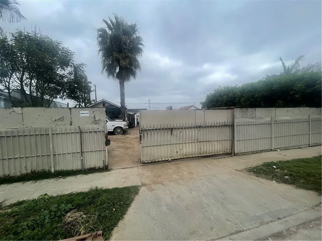 1143 W 101st