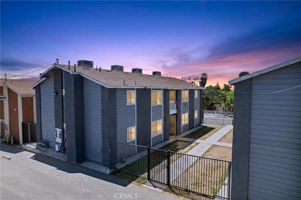 Photo of 1304 Flower St, Bakersfield, CA 93305 (MLS # SR26095654)