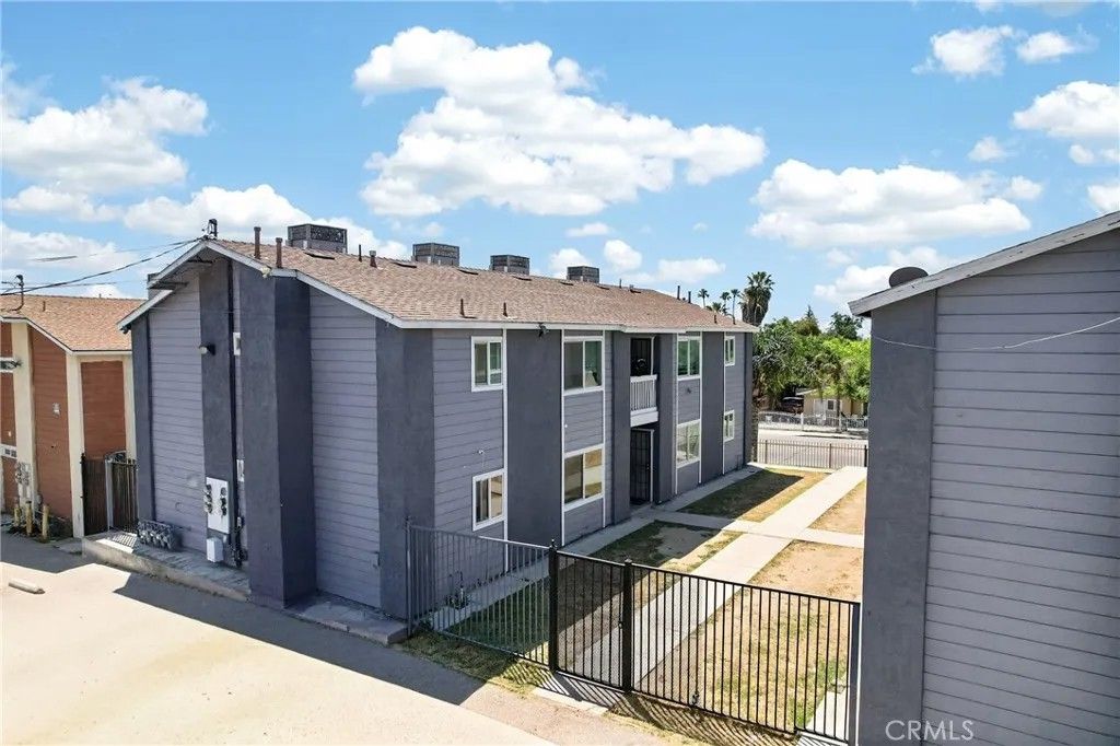 Photo of 1304 Flower St, Bakersfield, CA 93305 (MLS # SR26095654)